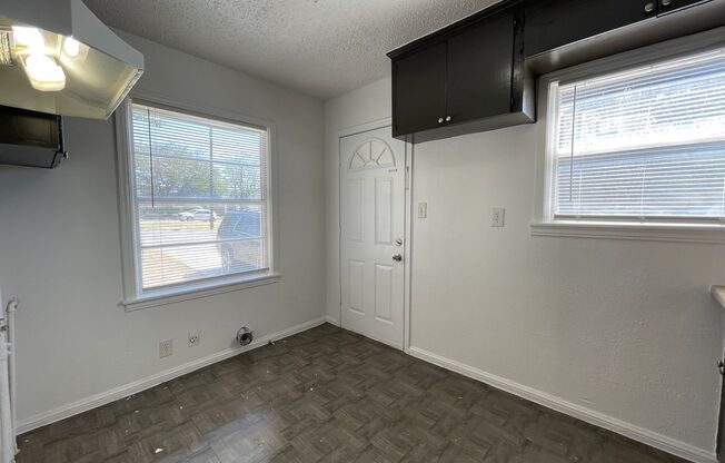 2 beds, 1 bath, $1,295