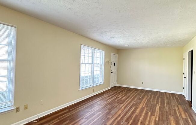 Lovely Townhouse in Tates Creek! 3 BR,  HW Floors; Washer/Dryer; Community Pool, Tennis Ct
