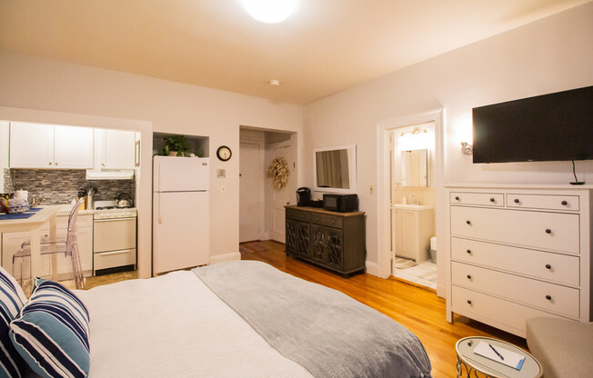 Studio, 1 bath, 450 sqft, $3,500, Unit A3