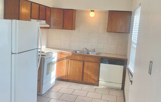 2 beds, 1 bath, 975 sqft, $895, Unit 2