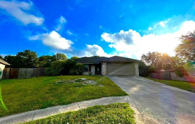 CUTE 3 BEDROOM HOME ON CUL-DE-SAC WITH LARGE BACK YARD*FRESH INTERIOR PAINT*2 CAR GARAGE*FIREPLACE IN LIVING*GARDEN TUB W/ SEPARATE SHOWER*2 EATING AREAS*SPLIT MASTER BEDROOM*EASY ACCESS TO RANDOLPH AFB, FT. SAM, & FORUM SHOPPING