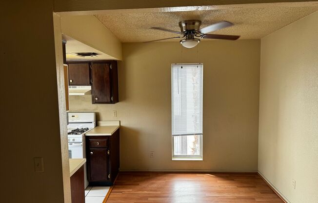 2 beds, 1 bath, $900, Unit # 112