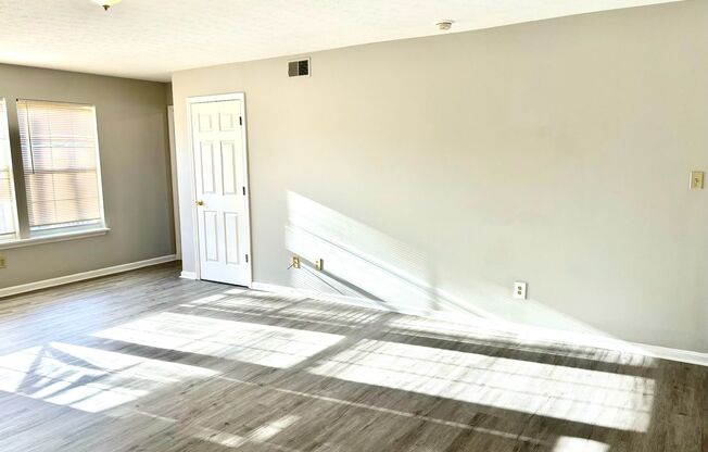 3 beds, 1 bath, 900 sqft, $850, Unit 526-204 Locher Alley