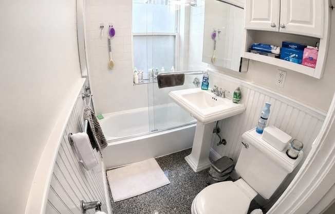 2 beds, 1 bath, 833 sqft, $2,700, Unit 42