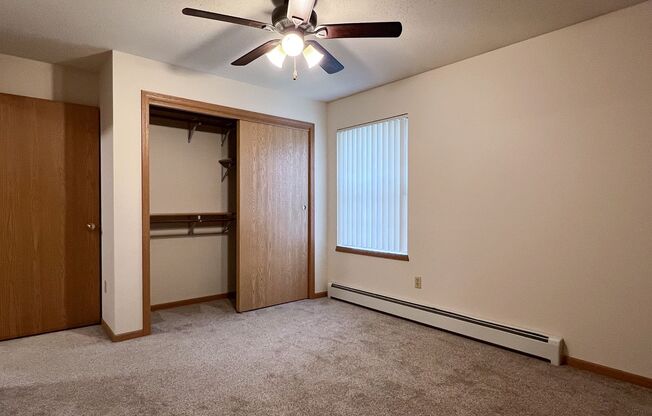 2 beds, 1 bath, 918 sqft, $1,100, Unit WE 1000 RL-16