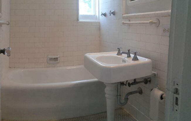 2 beds, 1 bath, 840 sqft, $1,200, Unit 2D