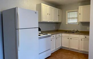 2 beds, 1 bath, 816 sqft, $995, Unit B