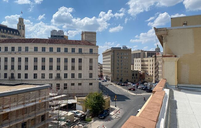 Studio, 1 bath, 640 sqft, $1,700, Unit STR 219 N ALAMO #403