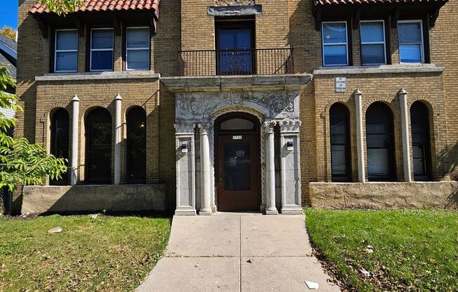 3730 N Port Washington Ave. (8 Unit)