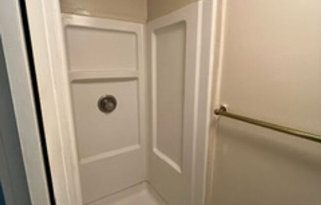 198 Carl Street (831r)