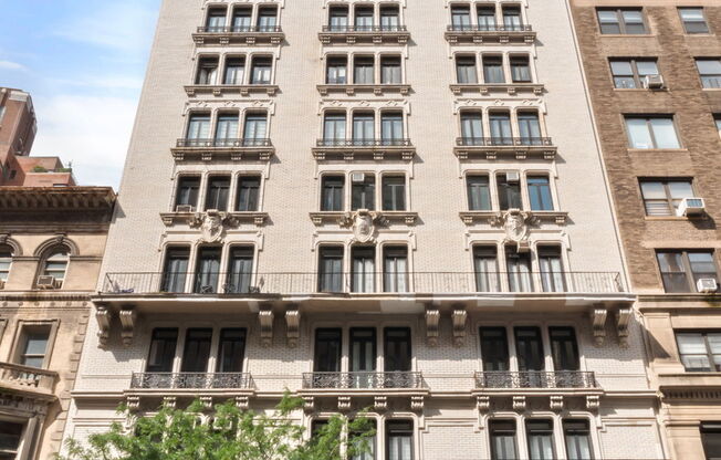 305 W 72 ST
