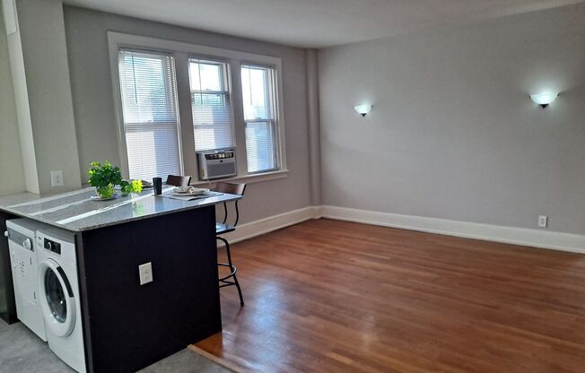 2 beds, 1 bath, 902 sqft, $2,183, Unit 110B