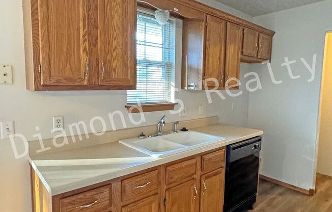 3 beds, 2 baths, $1,099