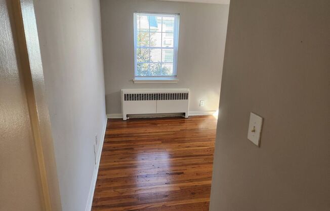 2 beds, 1 bath, 897 sqft, $2,335, Unit B-08