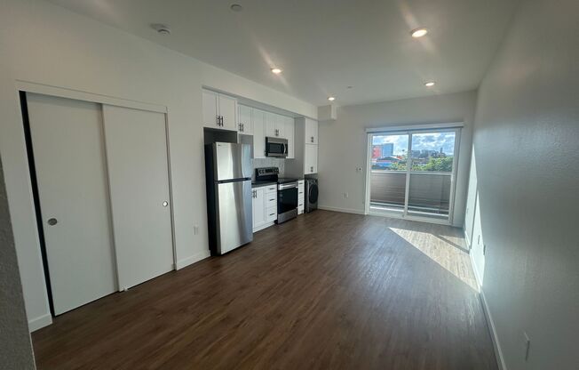 Studio, 1 bath, 327 sqft, $1,815, Unit 302