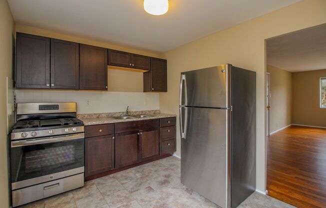 2 beds, 1 bath, 884 sqft, $950, Unit A