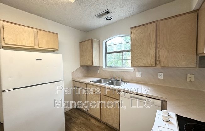 2 beds, 1 bath, 700 sqft, $1,100