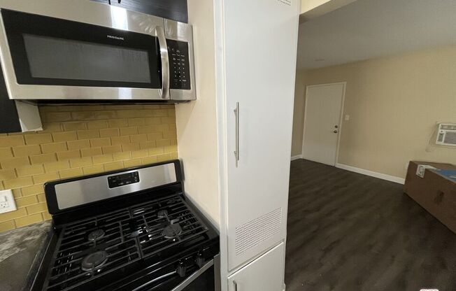 2 beds, 1 bath, 700 sqft, $2,100, Unit 1