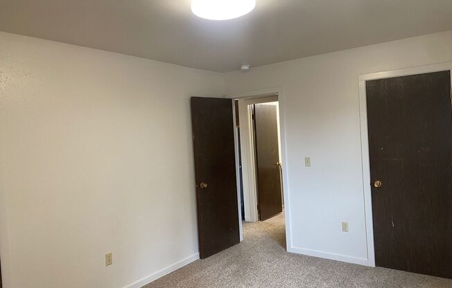 2 beds, 1 bath, 860 sqft, $1,595, Unit 30