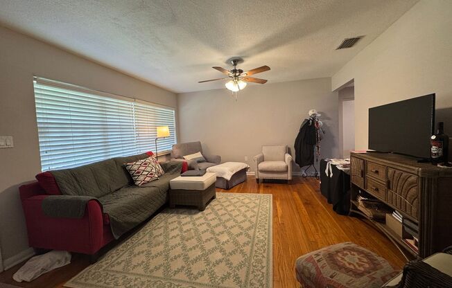 3 beds, 1 bath, $2,200