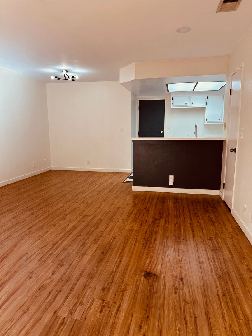 302 - 10331 Downey Avenue