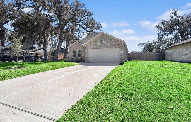 Columbia Lakes --- 4 bedroom/2 bath on an oversized 75' lot!!