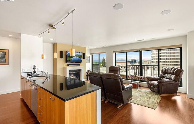 5th Floor Condo with views of the Columbia River and Spectacular Sunsets!