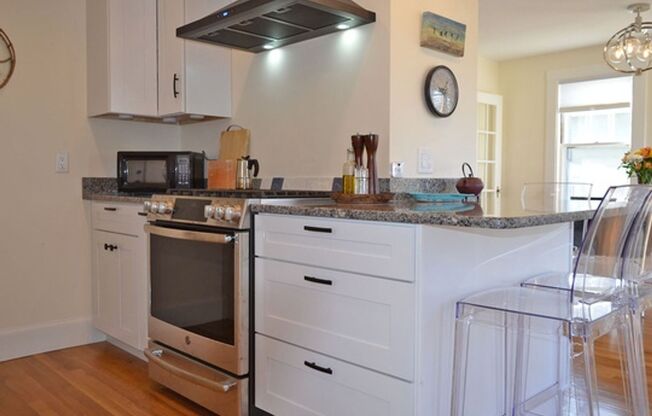 2 beds, 1.5 baths, $2,975, Unit 10A Gloucester Avenue