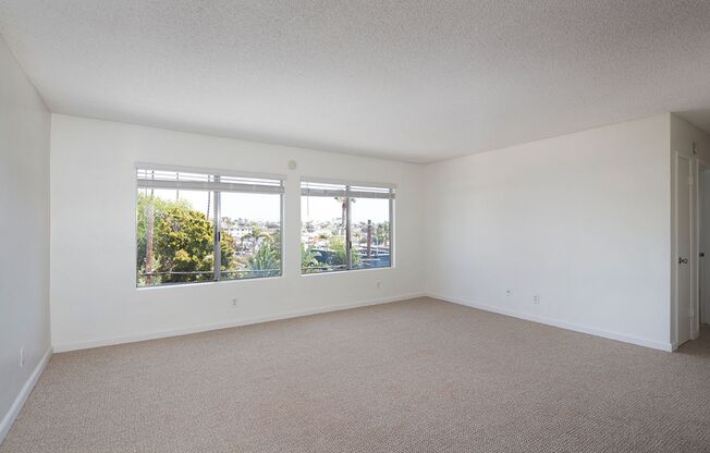 Immaculate 2b/2ba Apartment in Hillcrest with Parking!