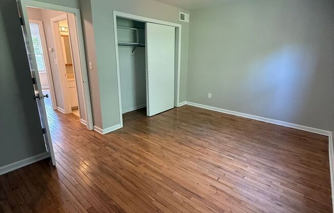 2 beds, 1 bath, 910 sqft, $1,820, Unit 52OH-10