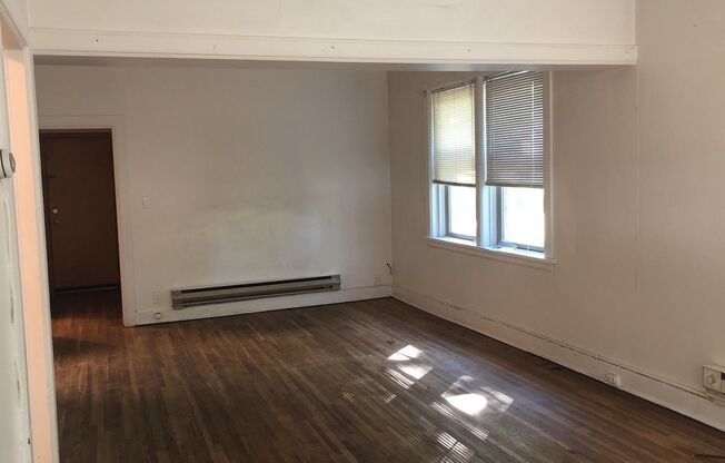 2 beds, 1 bath, $810, Unit B