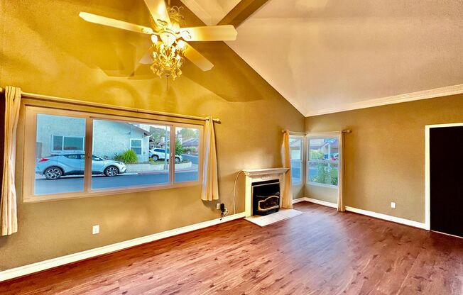 Beautiful 3B/2BA House with Washer/Dryer & Jacuzzi located in the heart of Poway! Move-in special available!