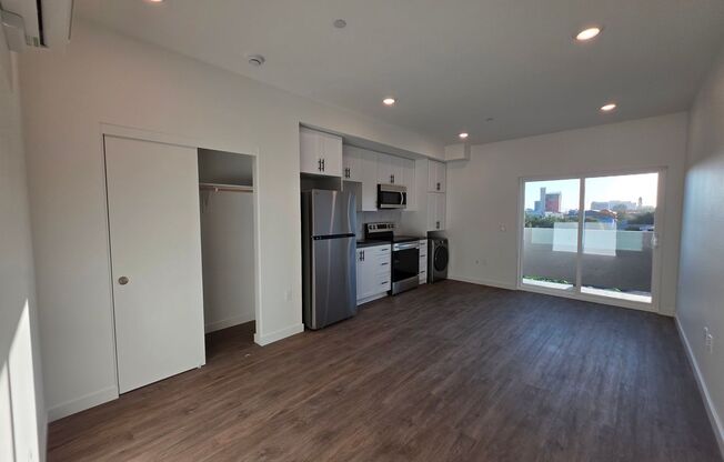 Studio, 1 bath, 327 sqft, $1,725, Unit 306