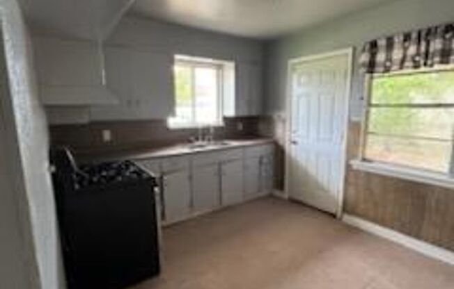 3 beds, 1 bath, $750