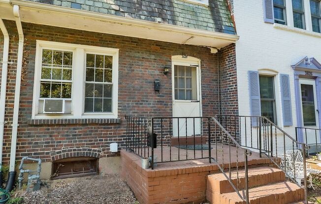 NW Rowhouse Near Georgetown University & Hospital Available August 1st