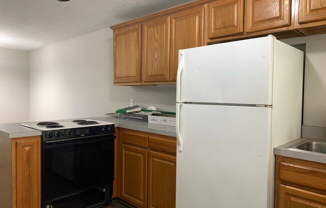 1 bed, 1 bath, $925, Unit B