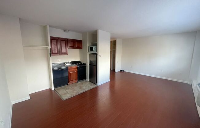 Studio, 1 bath, 420 sqft, $1,300, Unit 606