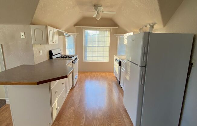 Nice Upstairs 1bd/1bth Apartment - All utilities included!