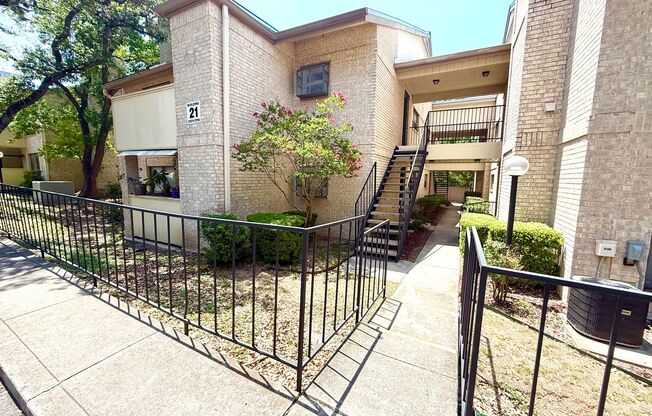 **APPLICATION RECEIVED** BEAUTIFUL Upstairs One Bedroom / One Bath CONDO!