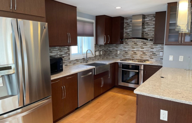 Spacious Townhouse - with parking!
