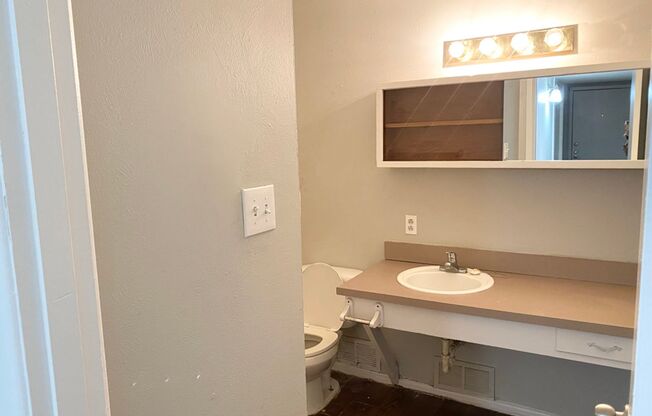 2 beds, 1 bath, 910 sqft, $850, Unit C