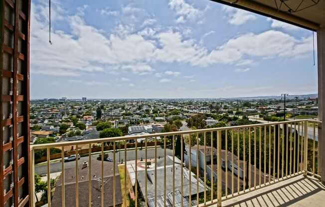 Bright & Spacious, Top-Floor 3BR3BA Condo w/ Spacious Deck w/ City Views, 2-Car Parking & In-Unit Laundry Next to Wilderness Park, Shopping, Schools, Park & Just 2 Mins to Beach!