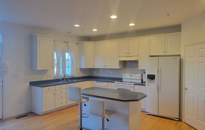 Lovely 3 BR/3.5 BA Townhome in Hanover!