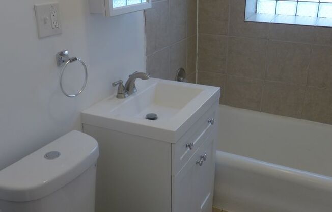 2 beds, 1 bath, $1,495, Unit 2050 Kostner - 1B