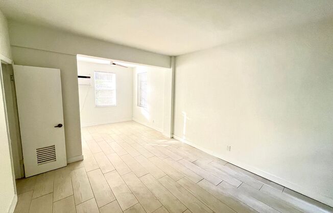 Beautiful studio apartment in the heart of South of Fifth, completely remodeled & steps from the beach!