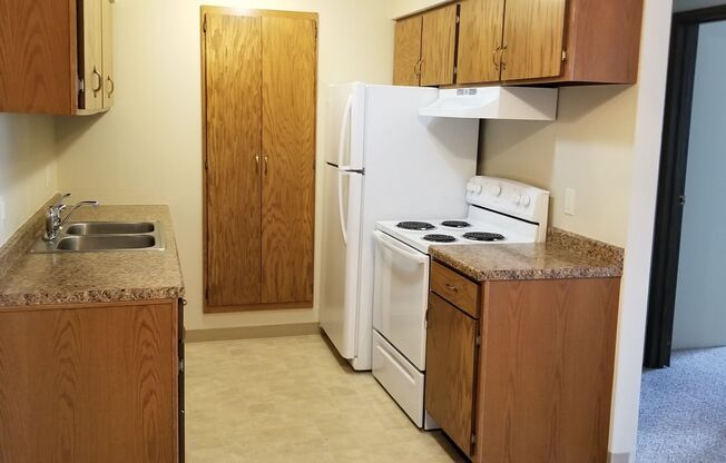 2 beds, 1 bath, 1,100 sqft, $925, Unit 2