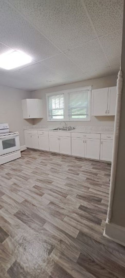 2 beds, 1 bath, $1,095