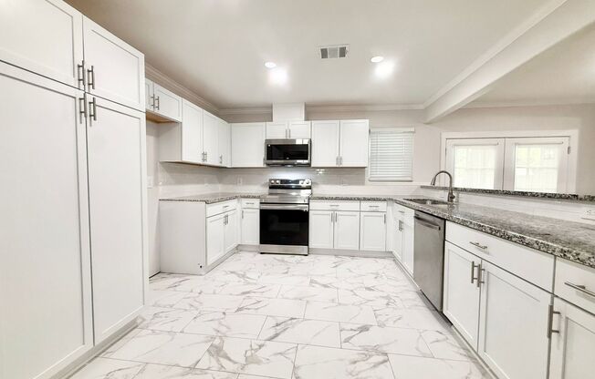 Stunning Recently Remodeled (from the studs out) 3/1/2 Home in Lake Jackson