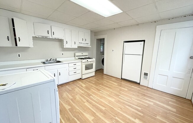 2 beds, 1 bath, $3,000, Unit 1