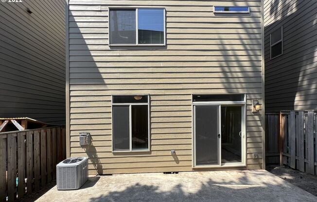 3 beds, 2.5 baths, $2,595
